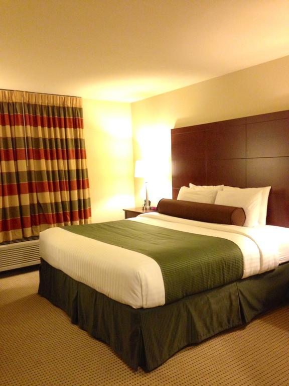 Boarders Inn & Suites By Cobblestone Hotels - Oshkosh Room photo