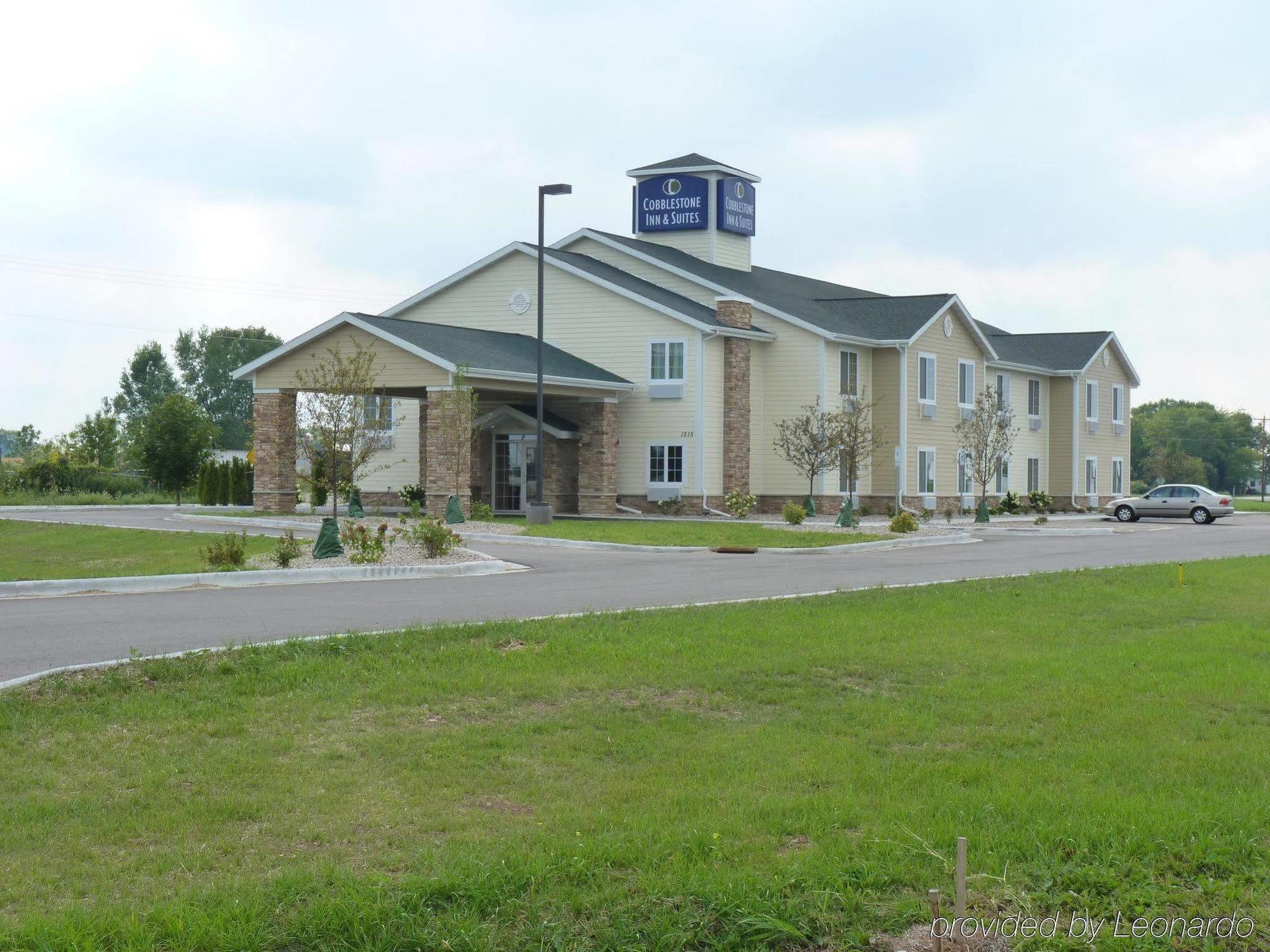 Boarders Inn & Suites By Cobblestone Hotels - Oshkosh Exterior photo